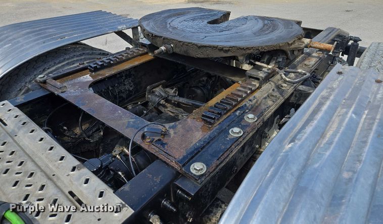 image for item EV1588 2012 Mack CHU613 semi truck