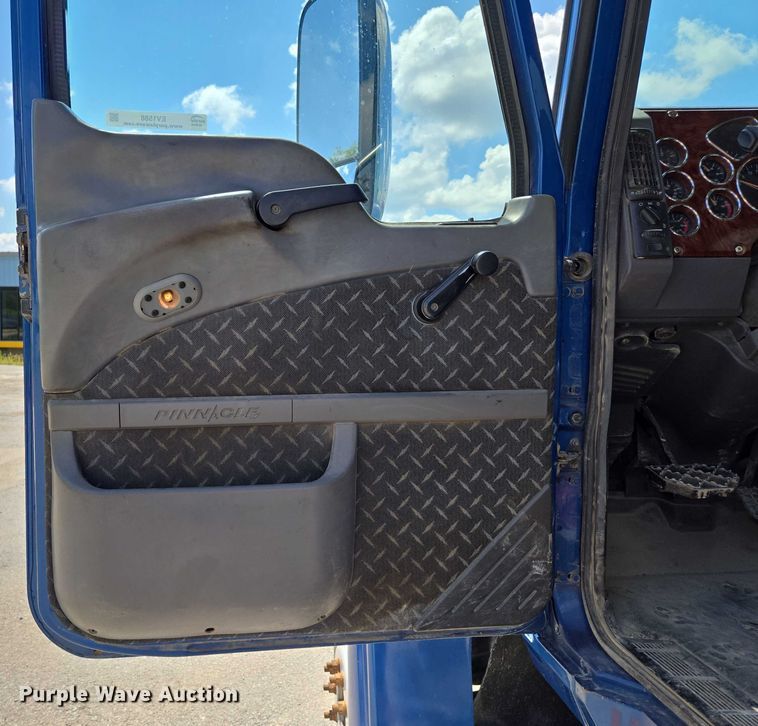 image for item EV1588 2012 Mack CHU613 semi truck