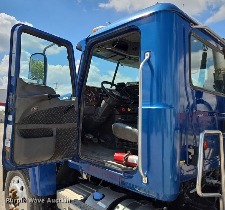 image for item EV1588 2012 Mack CHU613 semi truck
