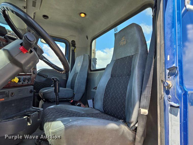 image for item EV1588 2012 Mack CHU613 semi truck