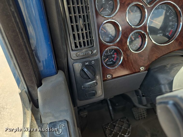 image for item EV1588 2012 Mack CHU613 semi truck