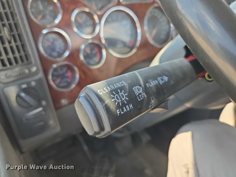 image for item EV1588 2012 Mack CHU613 semi truck