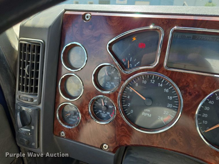 image for item EV1588 2012 Mack CHU613 semi truck