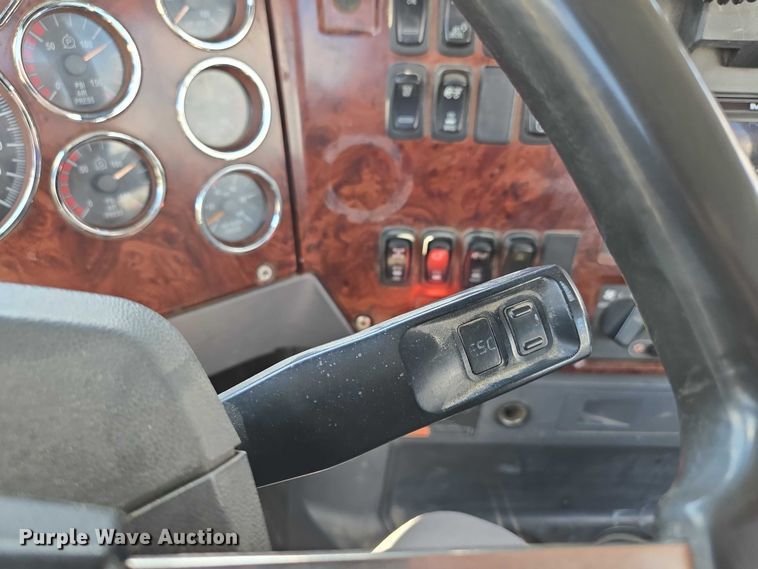 image for item EV1588 2012 Mack CHU613 semi truck