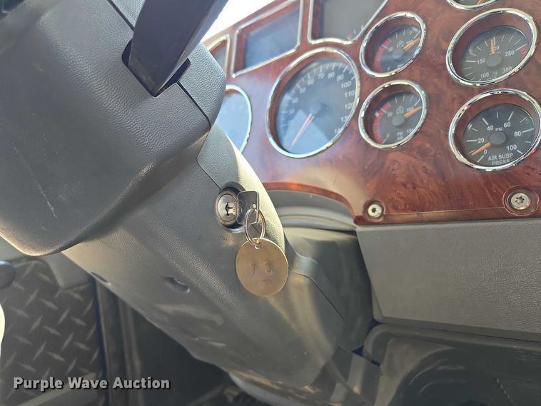 image for item EV1588 2012 Mack CHU613 semi truck