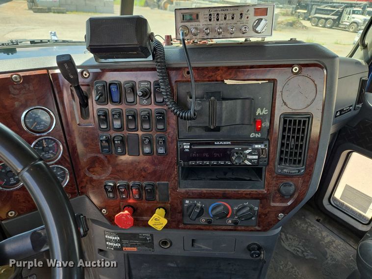 image for item EV1588 2012 Mack CHU613 semi truck