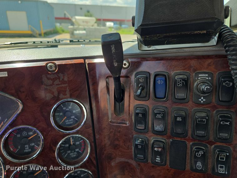 image for item EV1588 2012 Mack CHU613 semi truck