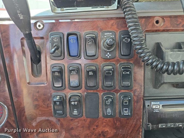 image for item EV1588 2012 Mack CHU613 semi truck