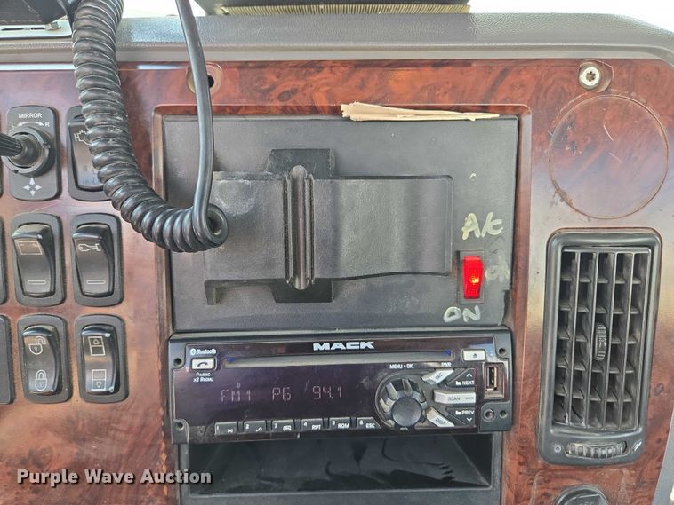 image for item EV1588 2012 Mack CHU613 semi truck