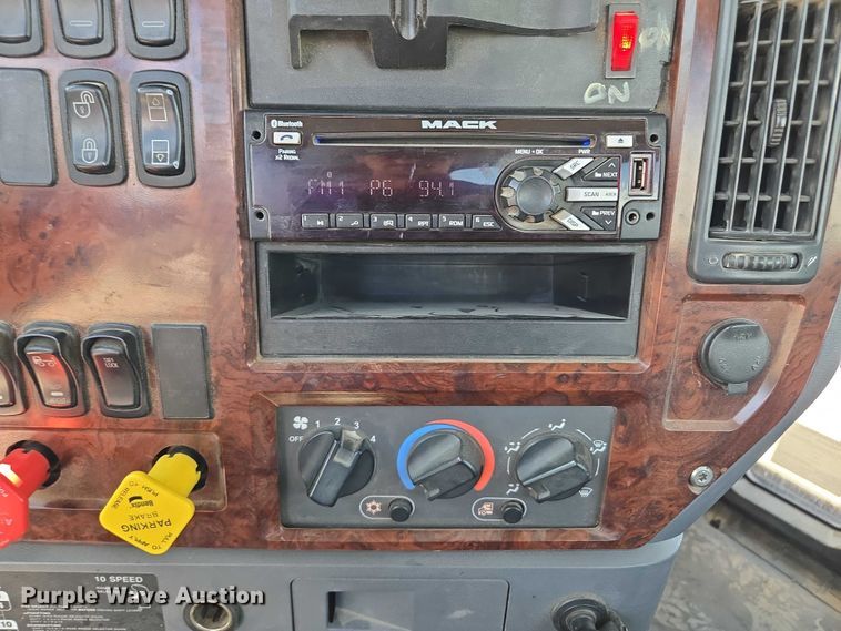 image for item EV1588 2012 Mack CHU613 semi truck