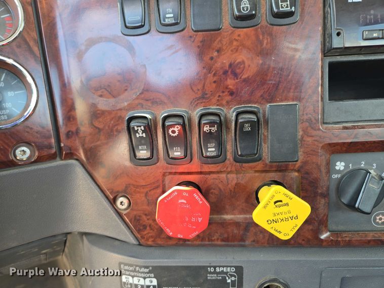 image for item EV1588 2012 Mack CHU613 semi truck