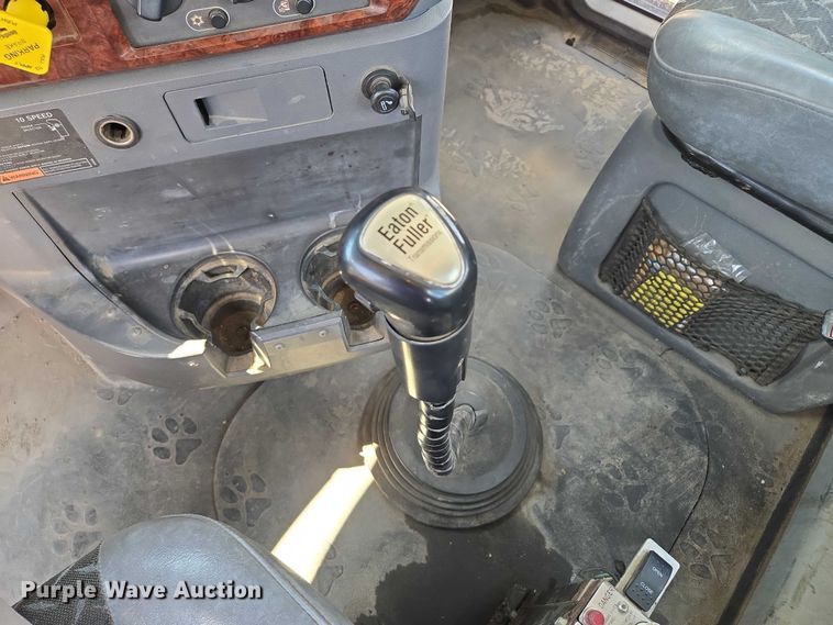 image for item EV1588 2012 Mack CHU613 semi truck