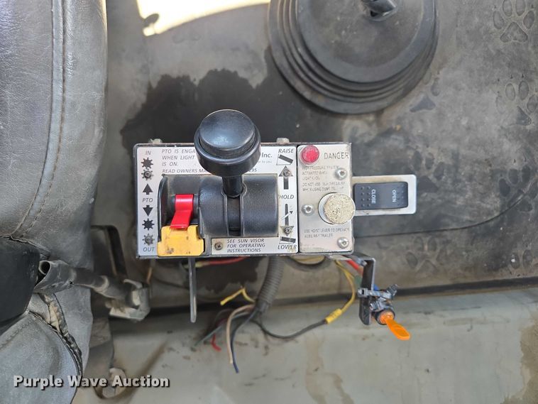 image for item EV1588 2012 Mack CHU613 semi truck