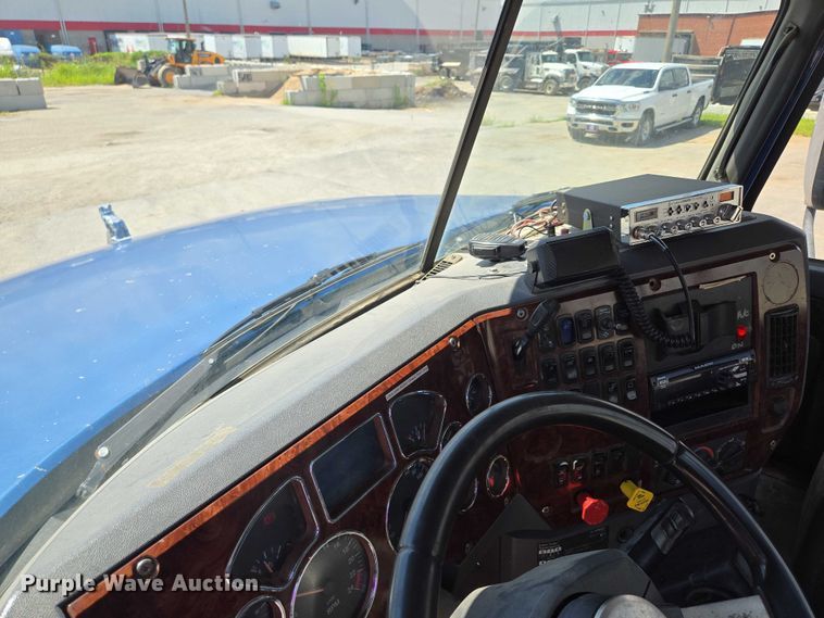 image for item EV1588 2012 Mack CHU613 semi truck