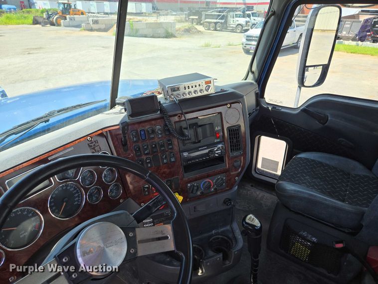 image for item EV1588 2012 Mack CHU613 semi truck