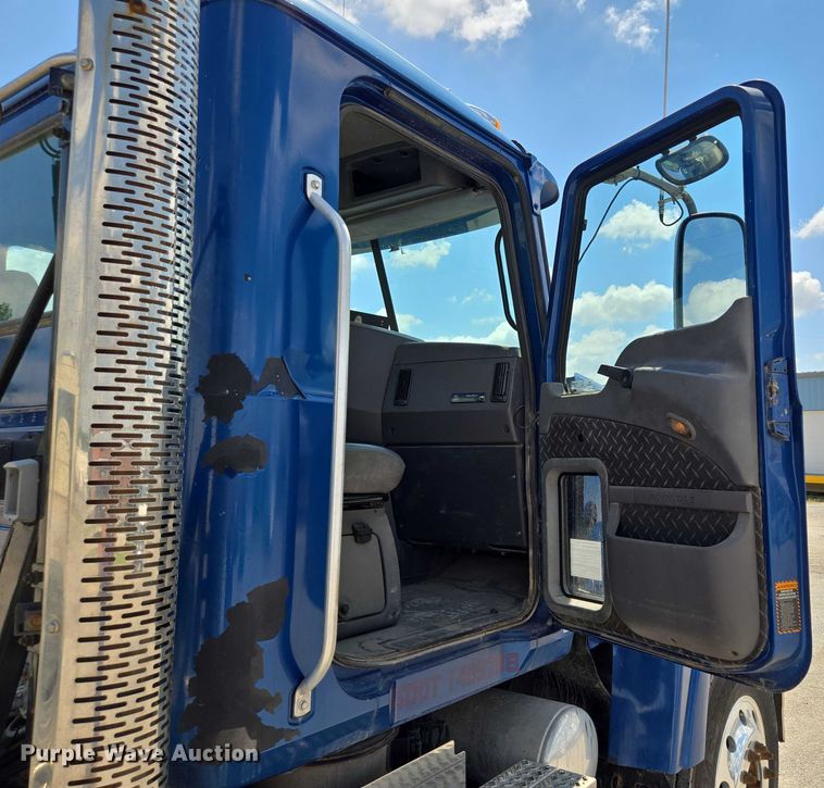 image for item EV1588 2012 Mack CHU613 semi truck