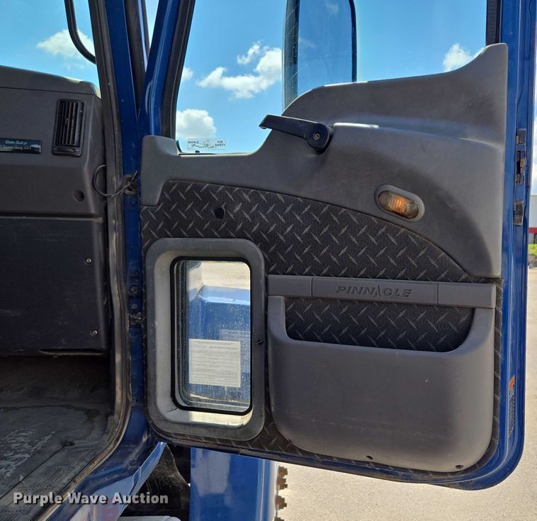 image for item EV1588 2012 Mack CHU613 semi truck