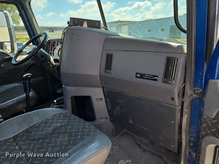 image for item EV1588 2012 Mack CHU613 semi truck