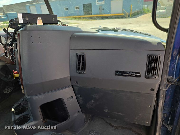 image for item EV1588 2012 Mack CHU613 semi truck