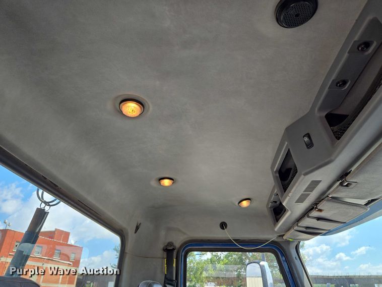 image for item EV1588 2012 Mack CHU613 semi truck