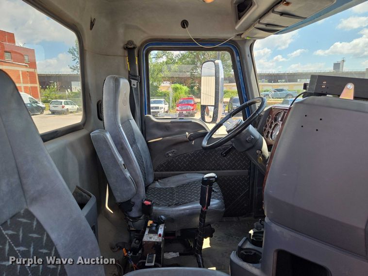 image for item EV1588 2012 Mack CHU613 semi truck