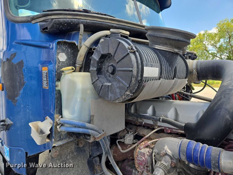 image for item EV1588 2012 Mack CHU613 semi truck