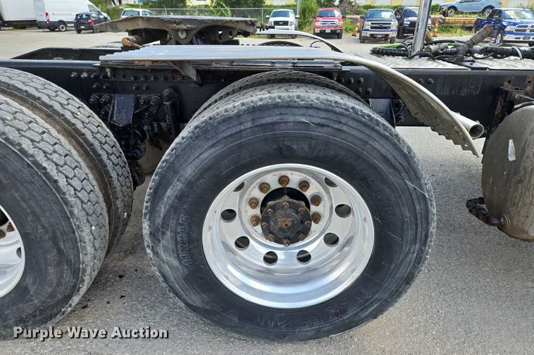 image for item EV1588 2012 Mack CHU613 semi truck