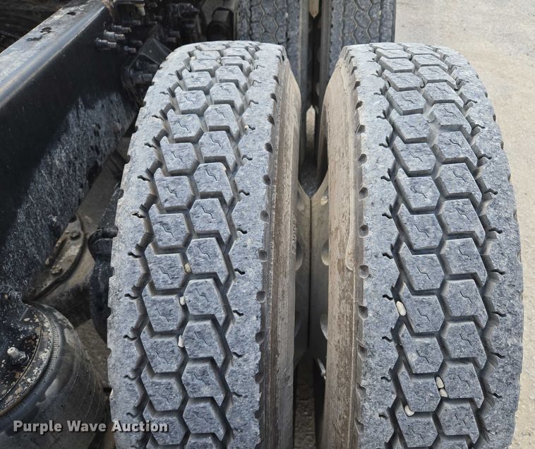 image for item EV1588 2012 Mack CHU613 semi truck