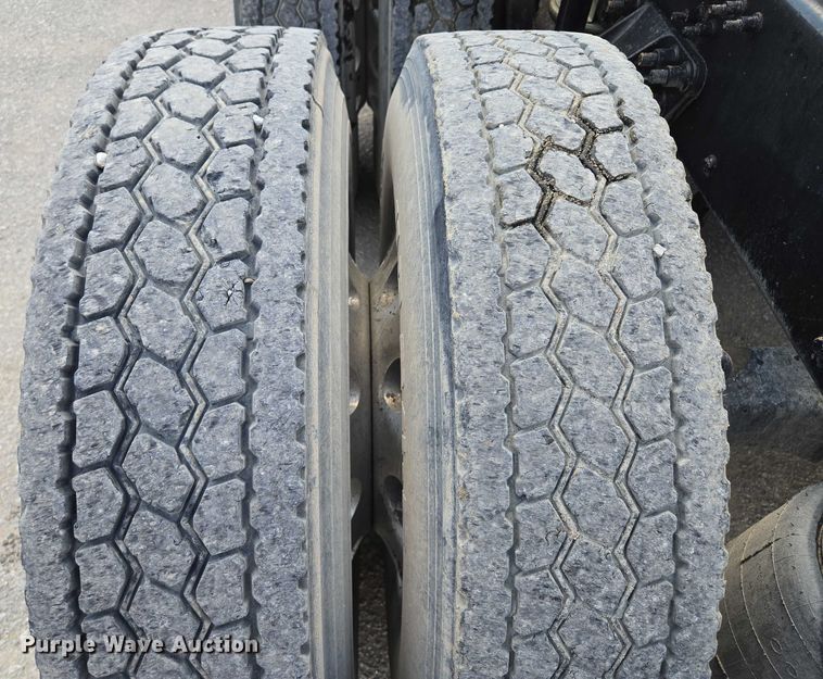 image for item EV1588 2012 Mack CHU613 semi truck