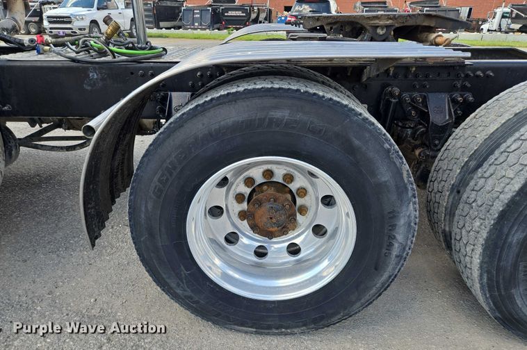 image for item EV1588 2012 Mack CHU613 semi truck