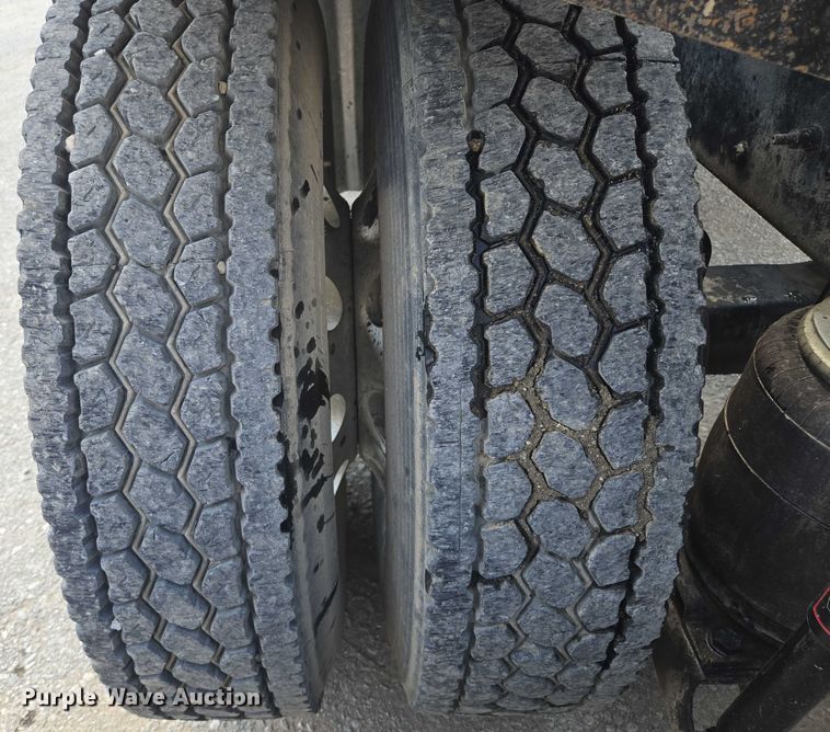 image for item EV1588 2012 Mack CHU613 semi truck