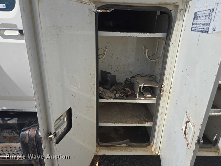 image for item EV1590 1997 Ford F800 digger derrick truck