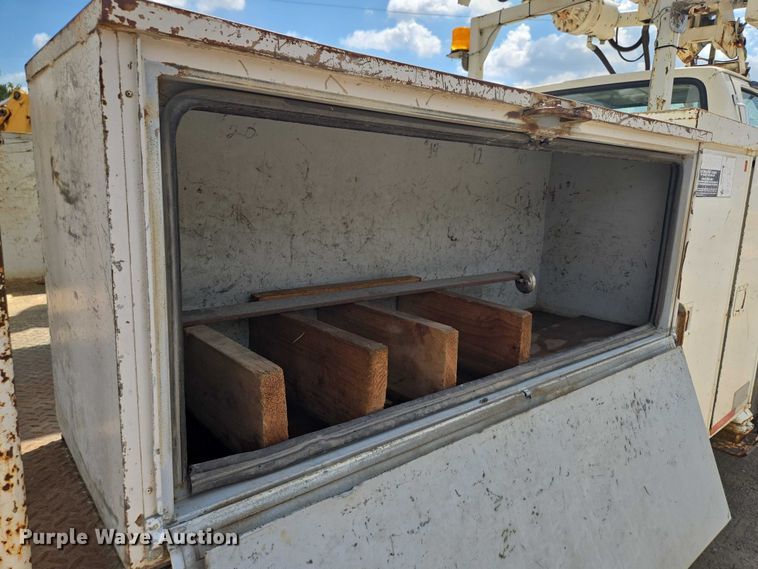 image for item EV1590 1997 Ford F800 digger derrick truck