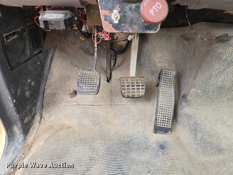 image for item EV1590 1997 Ford F800 digger derrick truck