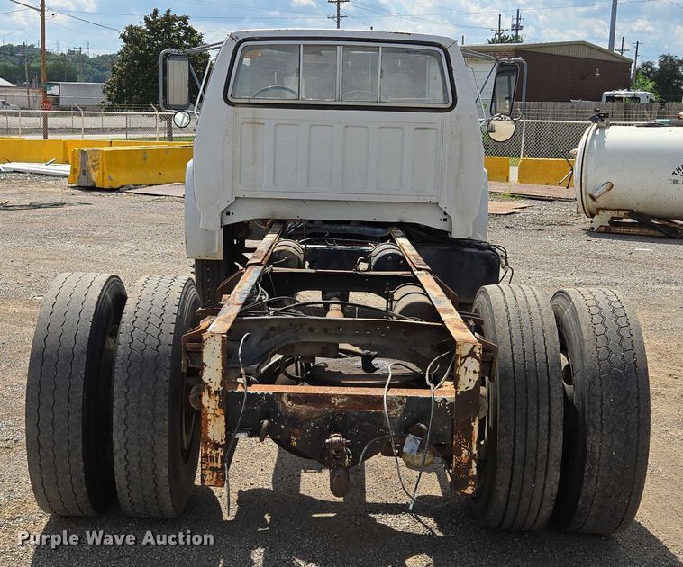 image for item EV1591 1988 Ford F800 truck cab and chassis