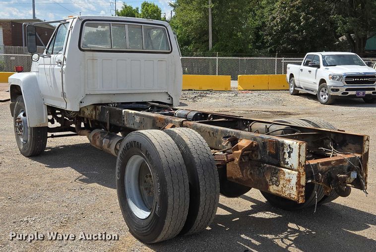 image for item EV1591 1988 Ford F800 truck cab and chassis