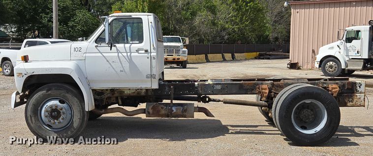 image for item EV1591 1988 Ford F800 truck cab and chassis