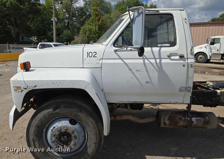 image for item EV1591 1988 Ford F800 truck cab and chassis