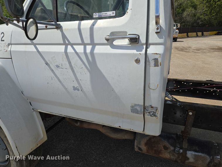 image for item EV1591 1988 Ford F800 truck cab and chassis