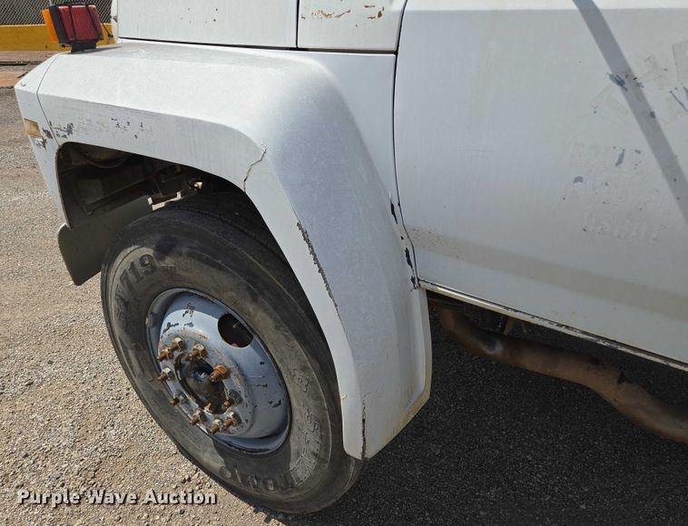 image for item EV1591 1988 Ford F800 truck cab and chassis