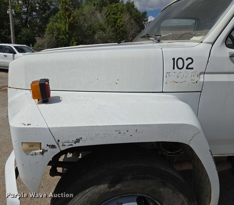 image for item EV1591 1988 Ford F800 truck cab and chassis