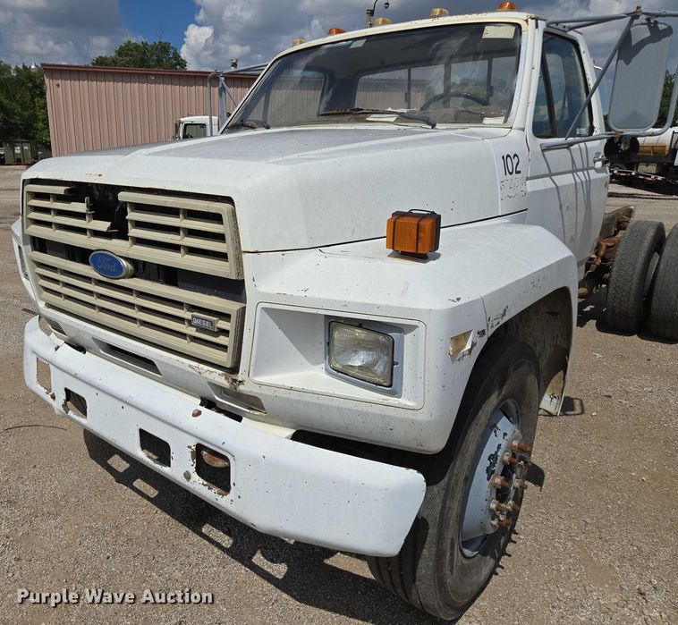 image for item EV1591 1988 Ford F800 truck cab and chassis