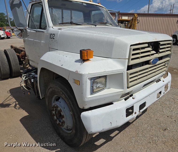 image for item EV1591 1988 Ford F800 truck cab and chassis