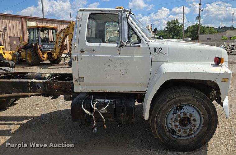 image for item EV1591 1988 Ford F800 truck cab and chassis