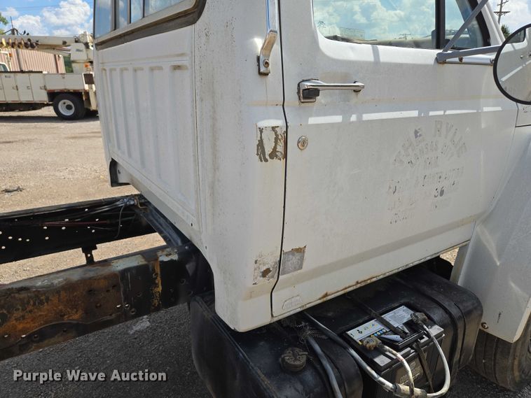 image for item EV1591 1988 Ford F800 truck cab and chassis