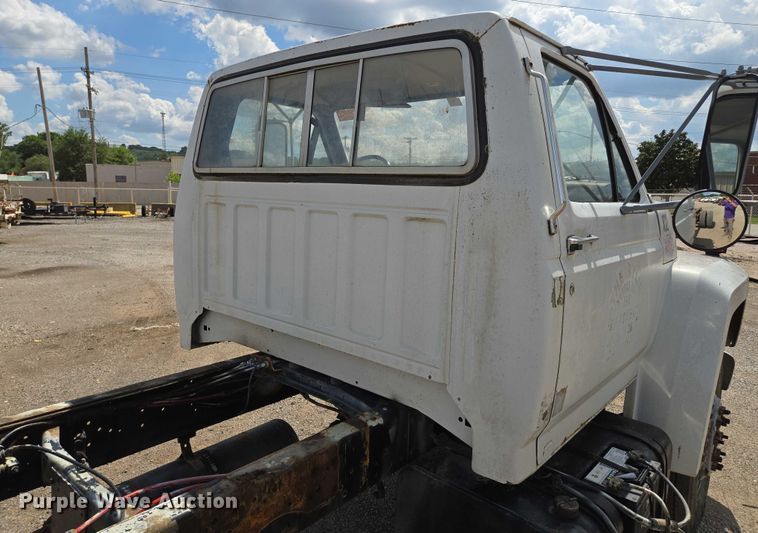 image for item EV1591 1988 Ford F800 truck cab and chassis