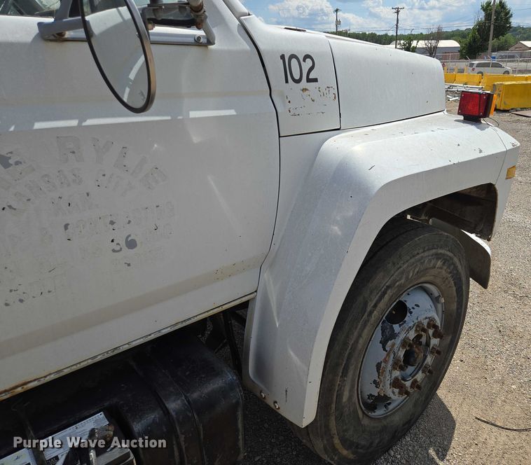 image for item EV1591 1988 Ford F800 truck cab and chassis