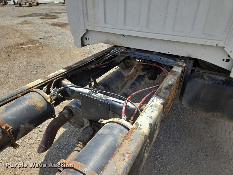 image for item EV1591 1988 Ford F800 truck cab and chassis