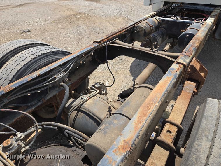 image for item EV1591 1988 Ford F800 truck cab and chassis