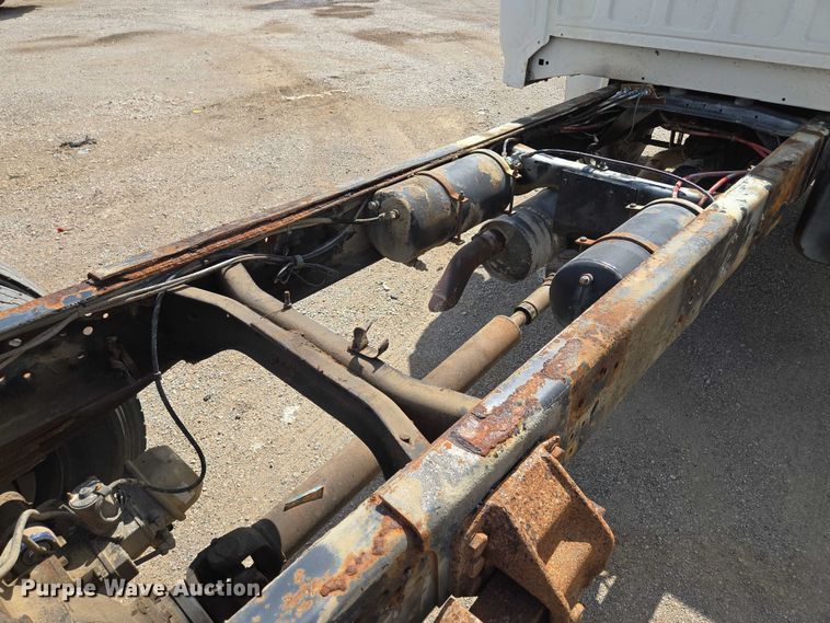 image for item EV1591 1988 Ford F800 truck cab and chassis